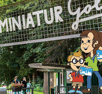 Miniatur Minigolfanlage mit Bäumen im Hintergrund. Im Vordergrund sind zwei Kinder mit einer swa City Karte. Weiterverlinkung auf swa City Minigolf in Wellenburg bei Augsburg Seite