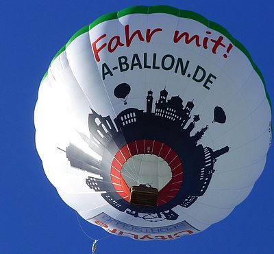 Fliegender Heißluftballon mit A-Ballon Werbung