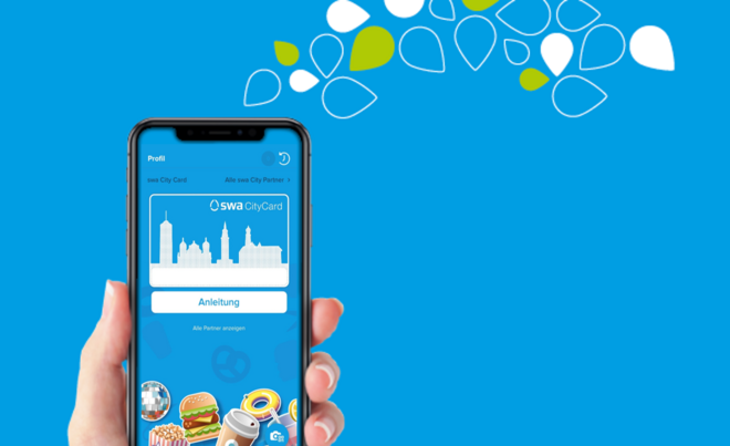 Hand hält Smartphone mit swa City Card auf dem Bildschirm. Weiterverlinkung auf swa City App Seite