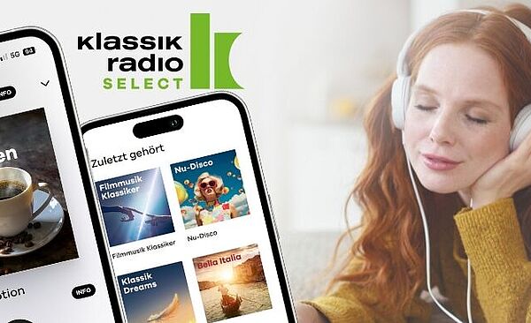 Frau liegt mit Kopfhörern. Im Vordergrund sieht man zwei Smartphone Bildschirme mit Klassik Radio Ausschnitten