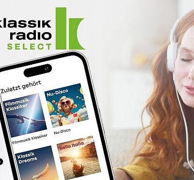 Frau liegt mit Kopfhörern. Im Vordergrund sieht man zwei Smartphone Bildschirme mit Klassik Radio Ausschnitten