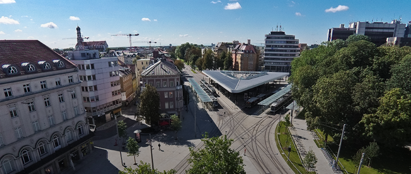 Luftbild vom Königsplatz mit Menschen und öffentlichen Verkehrsmitteln